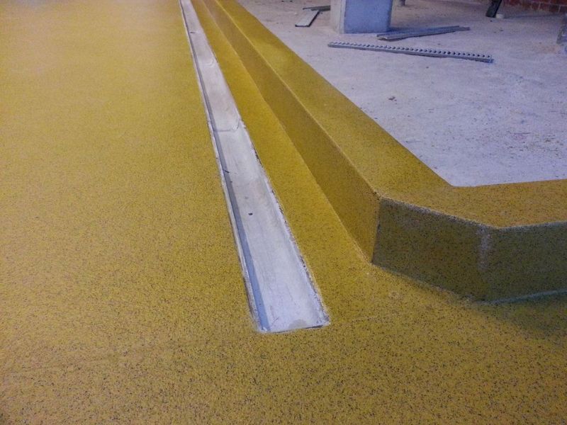 Pavimento decorativo multicapa color amarillo en mercado