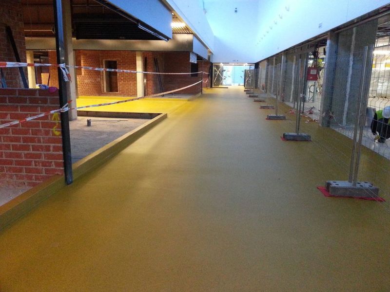 Pavimento decorativo multicapa en espacio comercial