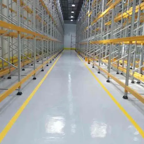 Suelo industrial de alta resistencia en almacén logístico