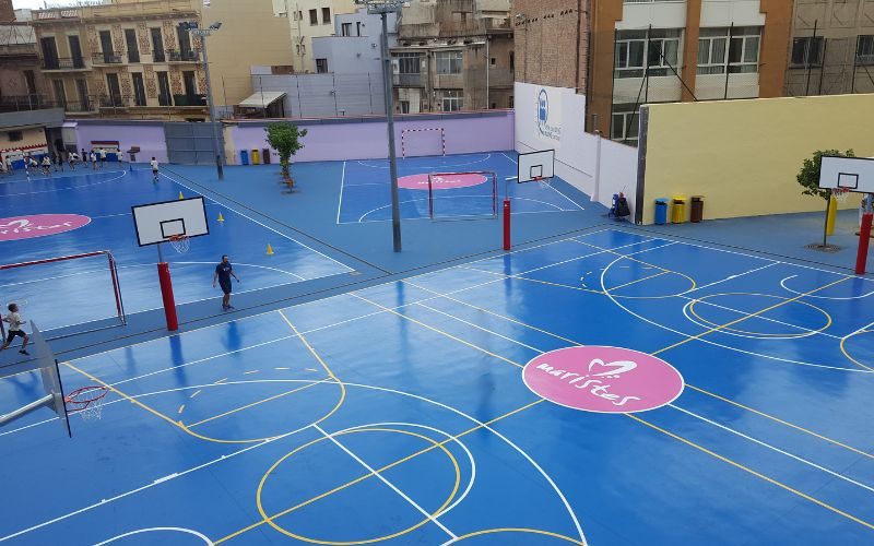 Pista multideportiva con pavimento de alta resistencia instalada por LOTUM® Pavimento deportivo de alta resistencia