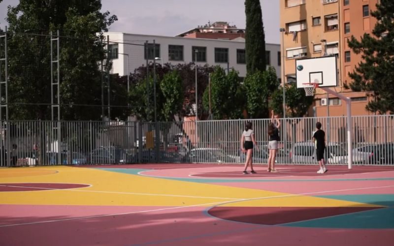 Pavimento deportivo multicolor aplicado en instalación exterior por LOTUM® Pavimento deportivo